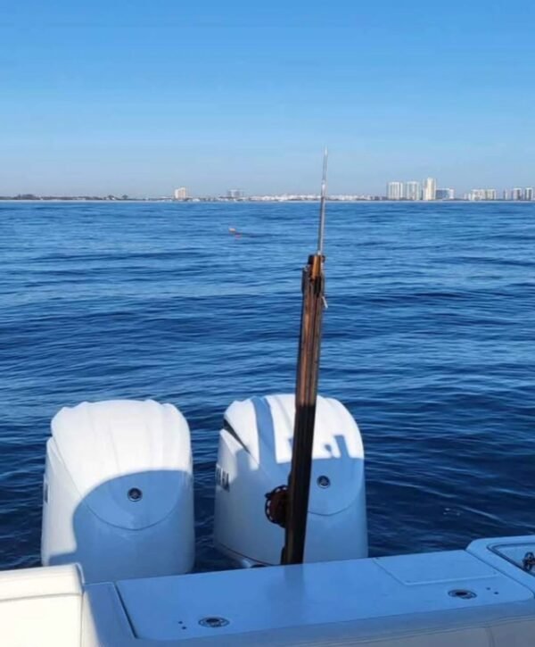 White Yamaha 300HP 4-Stroke Outboard Motor - Image 4